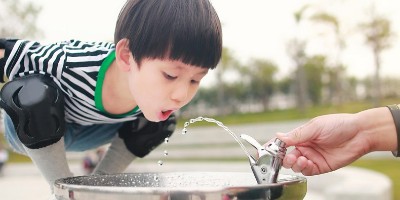 公園上這個直飲水機美滋滋，喝了就會想分享給所有人！