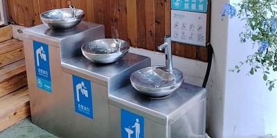 學校操場公共區域安裝了戶外洗手臺和直飲水臺