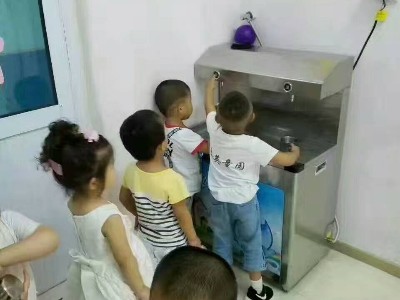 幼兒園飲水機(jī) 深圳東方幼兒園說(shuō)圣藍(lán)更可靠